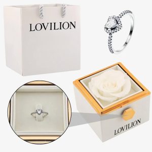 Boîte avec une rose et une bague | HEARTISO_WHITEBOX